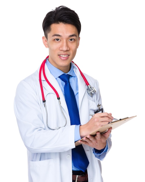 Jonge dokter let op klembord