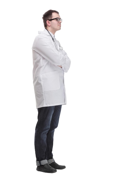 Jonge dokter man met witte jas en stethoscoop met een glimlach op het gezicht