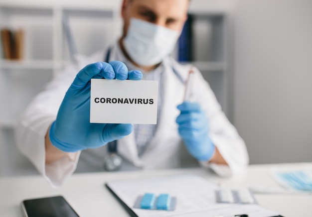 Jonge dokter met coronavirus kaart
