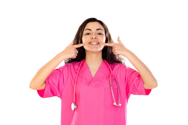 Jonge dokter met roze uniform geïsoleerd op een witte muur