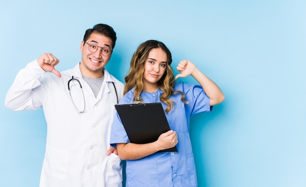 Jonge dokter paar poseren