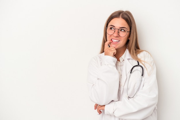 Jonge dokter Russische vrouw geïsoleerd op een witte achtergrond ontspannen denken over iets kijken naar een kopie ruimte.