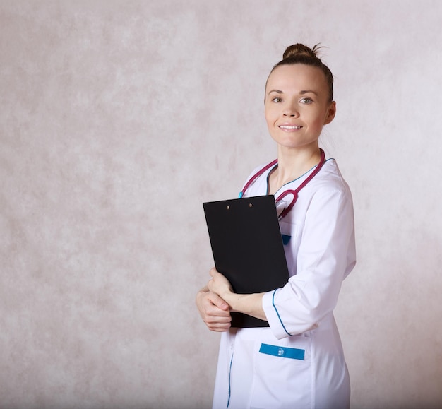 Jonge dokter tussen de 30 en 40 jaar, gekleed in een wit professioneel uniform. Vrije ruimte voor een tekst