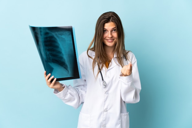 Jonge dokter vrouw met radiografie geld gebaar maken