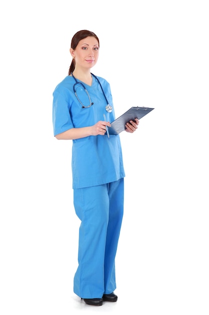 Jonge dokter vrouw met stethoscoop staande op witte achtergrond
