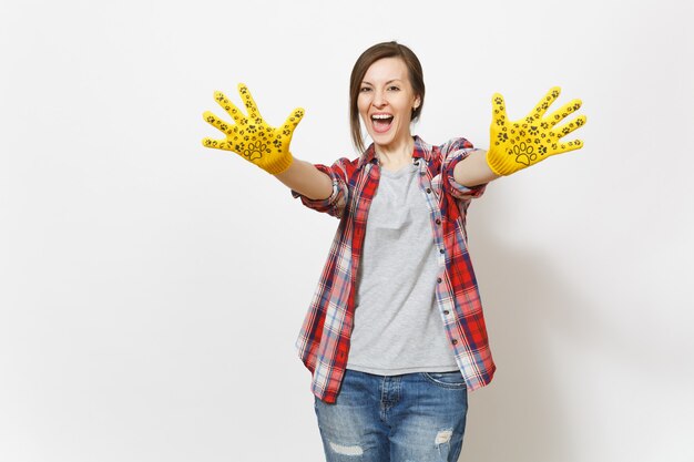 Jonge dolblij vrouw handen tonen in het bouwen van gele handschoenen met leuke print op camera geïsoleerd op een witte achtergrond. Accessoires voor renovatie appartement kamer. Reparatie huis concept. Reclame gebied.