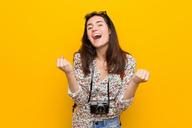 Jonge donkerbruine reizigersvrouw onbezorgd en opgewekt toejuichen. Zege .