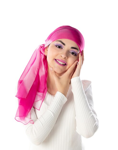 Jonge donkerbruine vrouw die roze geïsoleerde hoofddoek draagt