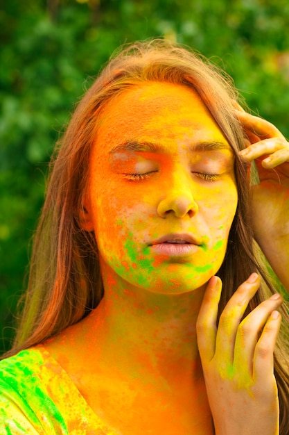 Jonge donkerbruine vrouw met oranje poederclose-up