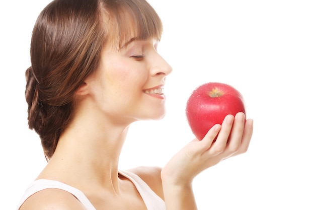 Jonge donkerbruine vrouw met rode appel