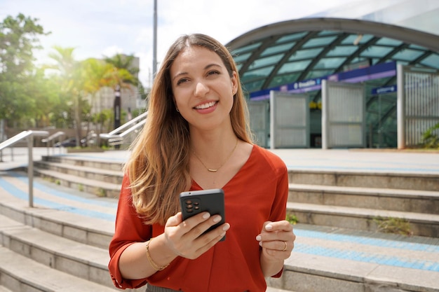 Jonge duizendjarige vrouw die 's ochtends in de moderne metropool loopt