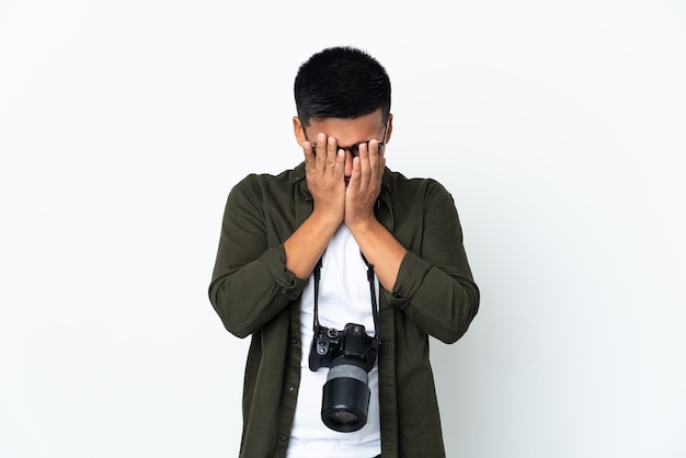 Jonge ecuadoraanse fotograaf geïsoleerd op een witte achtergrond met vermoeide en zieke expression