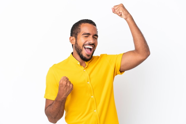 Jonge Ecuadoraanse man geïsoleerd op een witte achtergrond die een overwinning viert