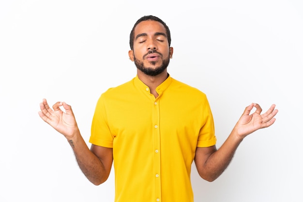 Jonge Ecuadoraanse man geïsoleerd op een witte achtergrond in zen pose