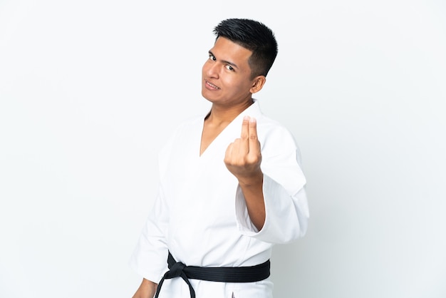 Jonge Ecuadoriaanse man doet karate geïsoleerd