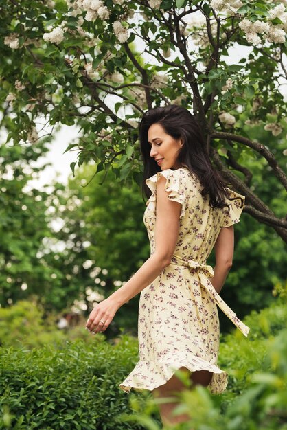 Jonge elegante brunette meisje poseren op straat vrij mooie zakenvrouw in elegante jurk