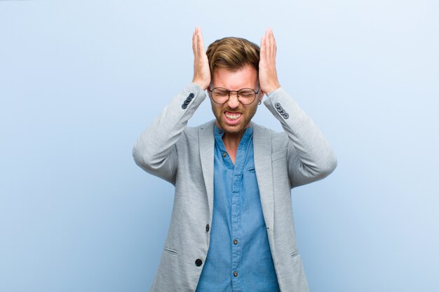 jonge elegante man die lijdt aan migraine