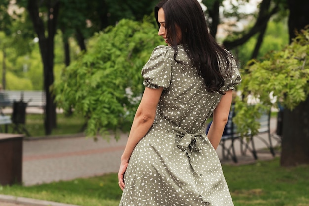 Jonge elegante meid die zich voordeed op de straat van de stad Vrij mooie zakenvrouw in elegante jurk a