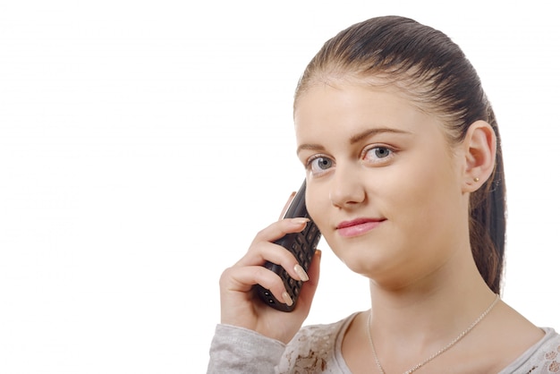 Jonge elegante vrouw die op telefoon spreekt