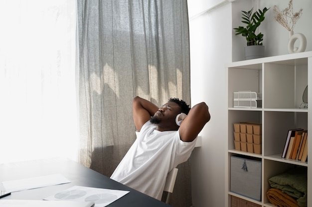 Foto jonge en depressieve volwassene thuis