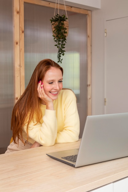 Jonge en mooie vrouw met online ontmoeting