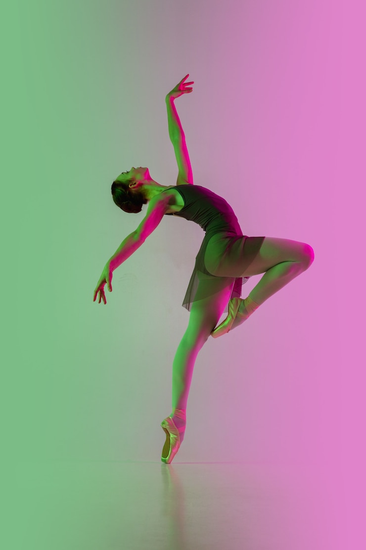 Foto jonge en sierlijke balletdanser geïsoleerd op gradiënt roze-groene studio achtergrond