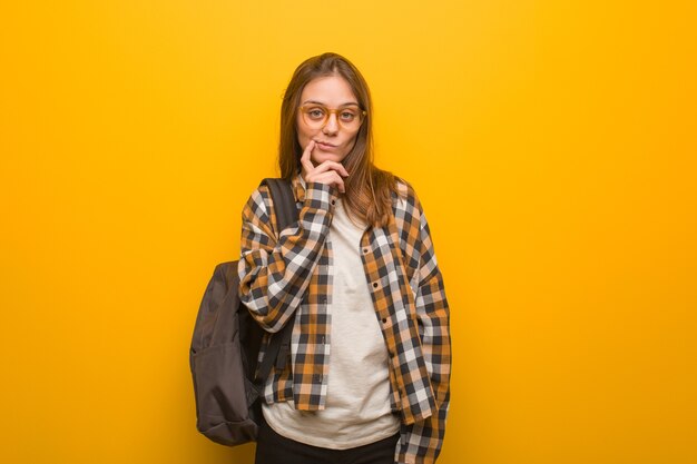 Jonge en verwarde studentenvrouw