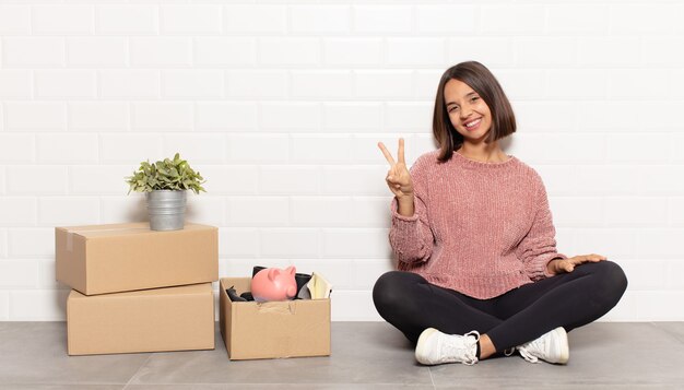 Jonge en vrouw die vriendelijk glimlacht kijkt