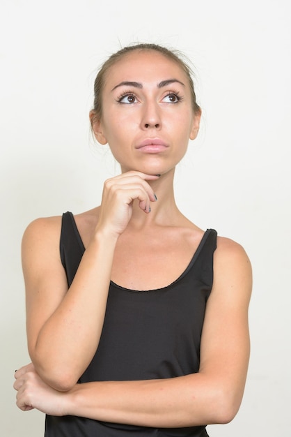 Jonge en vrouw met bruin haar die omhoog denken kijken