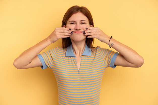 Jonge Engelse die vrouw op gele achtergrond wordt geïsoleerd die tussen twee opties twijfelt.