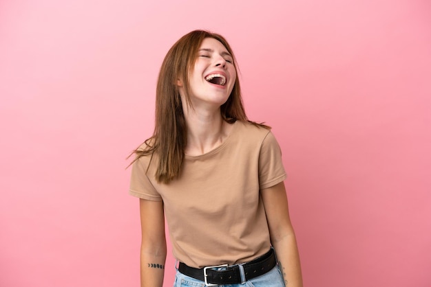 Jonge Engelse vrouw die bij het roze lachen wordt geïsoleerd als achtergrond