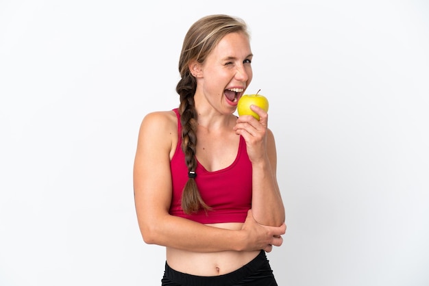 Jonge Engelse vrouw die op witte achtergrond een appel eet