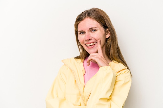 Jonge Engelse vrouw geïsoleerd op een witte achtergrond glimlachend gelukkig en vol vertrouwen kin met hand aan te raken