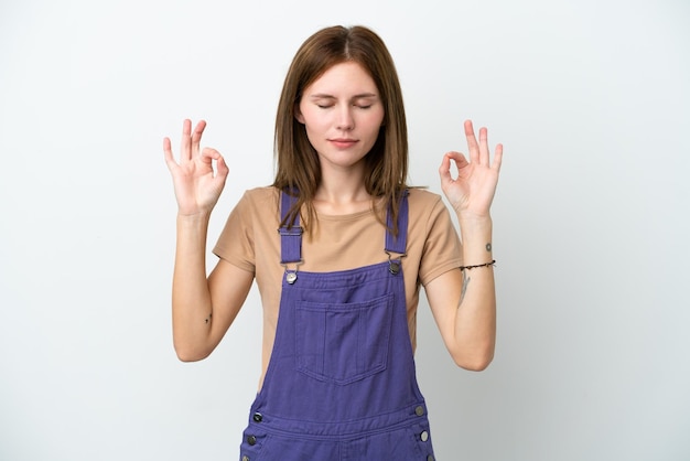 Jonge Engelse vrouw geïsoleerd op een witte achtergrond in zen pose