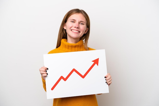 Jonge Engelse vrouw geïsoleerd op een witte achtergrond met een bordje met een groeiend statistiekpijlsymbool met gelukkige uitdrukking