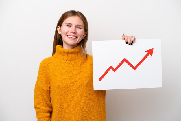 Jonge Engelse vrouw geïsoleerd op een witte achtergrond met een bordje met een groeiend statistiekpijlsymbool met gelukkige uitdrukking