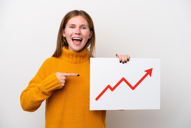 Jonge Engelse vrouw geïsoleerd op een witte achtergrond met een bordje met een groeiend statistiekpijlsymbool met verbaasde uitdrukking