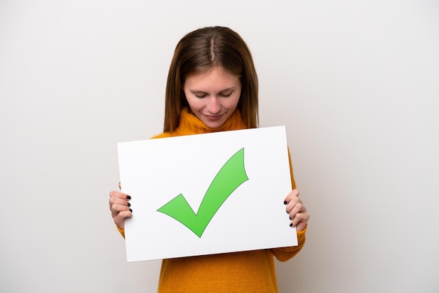 Jonge engelse vrouw geïsoleerd op een witte achtergrond met een bordje met tekst groen vinkje icon