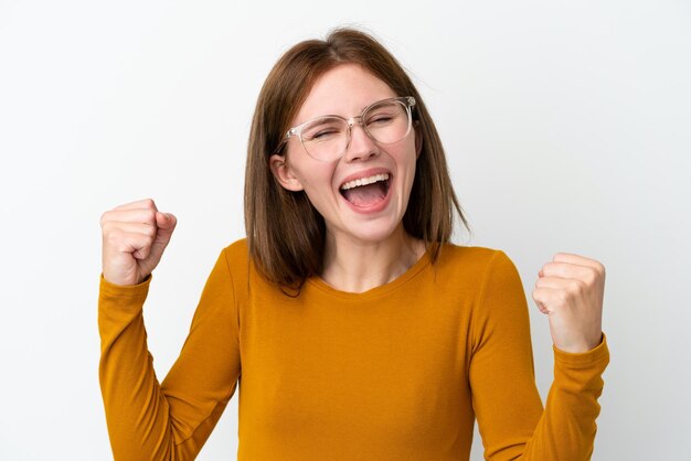 Jonge Engelse vrouw geïsoleerd op een witte achtergrond Met een bril en het vieren van een overwinning