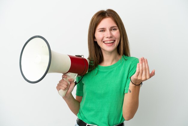 Jonge Engelse vrouw geïsoleerd op een witte achtergrond met een megafoon en uitnodigend om met de hand te komen