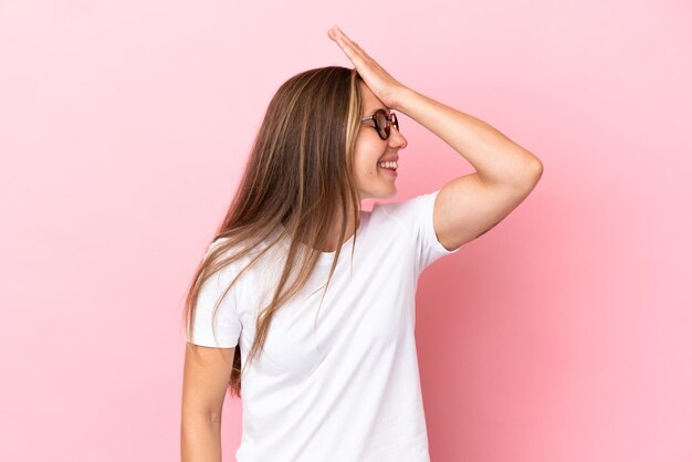 Jonge Engelse vrouw geïsoleerd op roze achtergrond heeft iets gerealiseerd en heeft de oplossing voor ogen