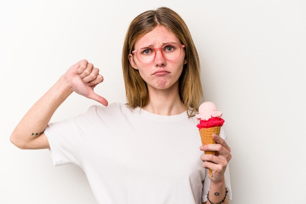 Jonge Engelse vrouw met een ijsje geïsoleerd op een witte achtergrond met een afkeer gebaar duim omlaag Onenigheid concept