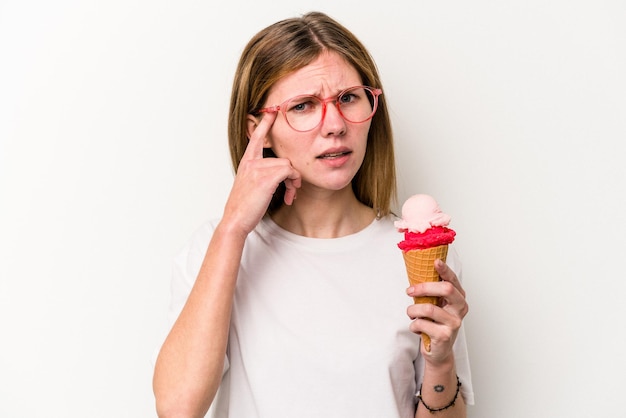 Jonge Engelse vrouw met een ijsje geïsoleerd op een witte achtergrond met een teleurstelling gebaar met wijsvinger