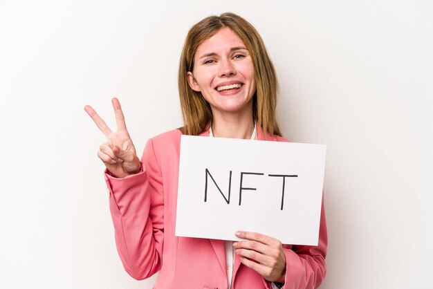 Jonge Engelse vrouw met een NFT-plakkaat geïsoleerd op een witte achtergrond met nummer twee met vingers