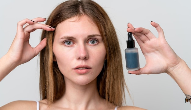 Foto jonge engelse vrouw met een serum close-up portret