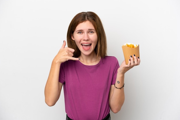 Jonge Engelse vrouw met gebakken chips geïsoleerd op een witte achtergrond die telefoongebaar maakt. Bel me terug teken