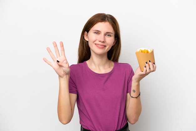Jonge Engelse vrouw met gefrituurde chips geïsoleerd op een witte achtergrond gelukkig en vier tellen met vingers