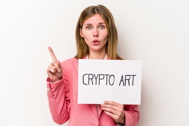 Jonge Engelse zakenvrouw die een cryptogeld plakkaat houdt dat op witte achtergrond wordt geïsoleerdd die één of ander geweldig ideeconcept creativiteit heeft