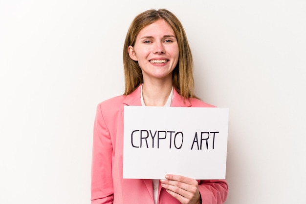 Jonge Engelse zakenvrouw met een cryptogeld plakkaat geïsoleerd op een witte achtergrond gelukkig lachend en vrolijk