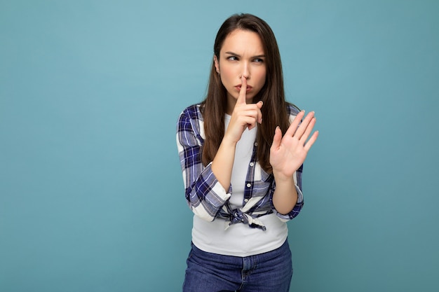 Jonge ernstige boze vrouw met oprechte emoties trendy geruit overhemd dragen